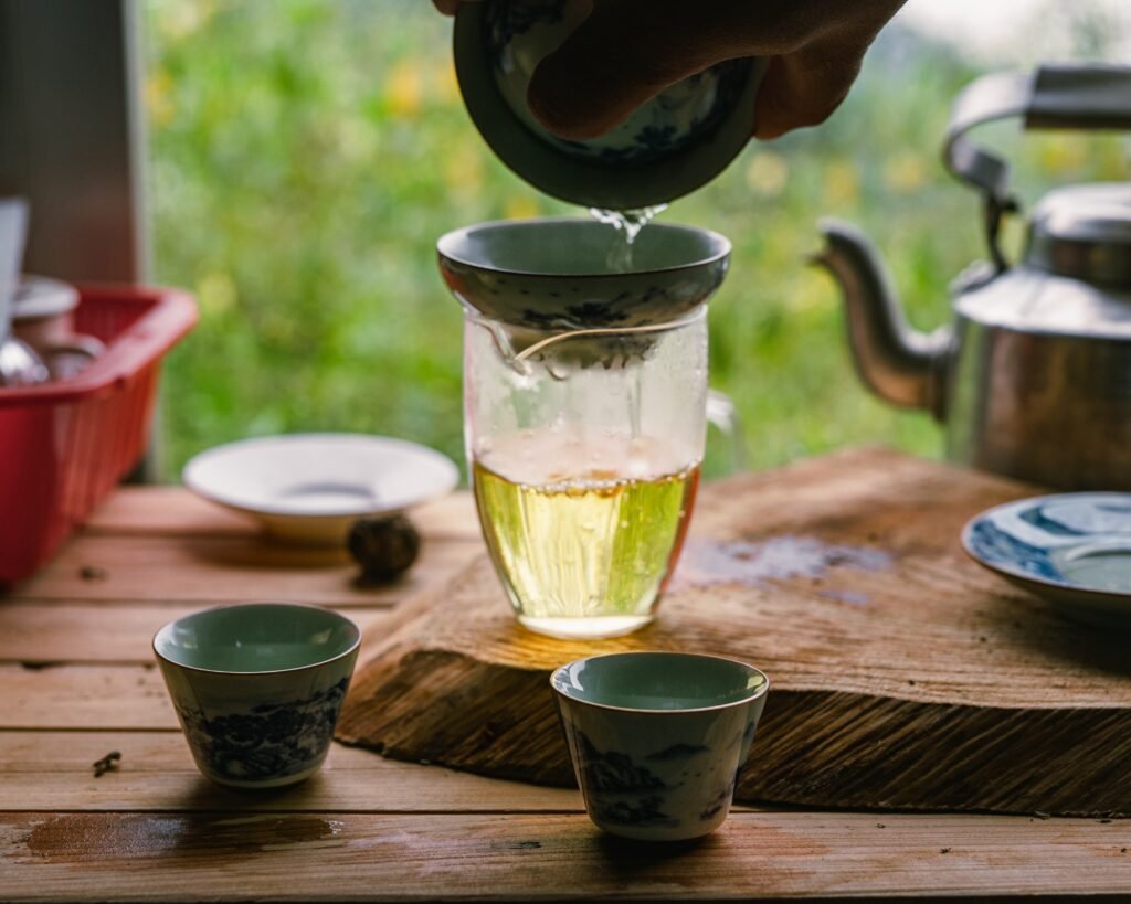 Przelewanie naparu białej herbaty z gaiwan, Nepal