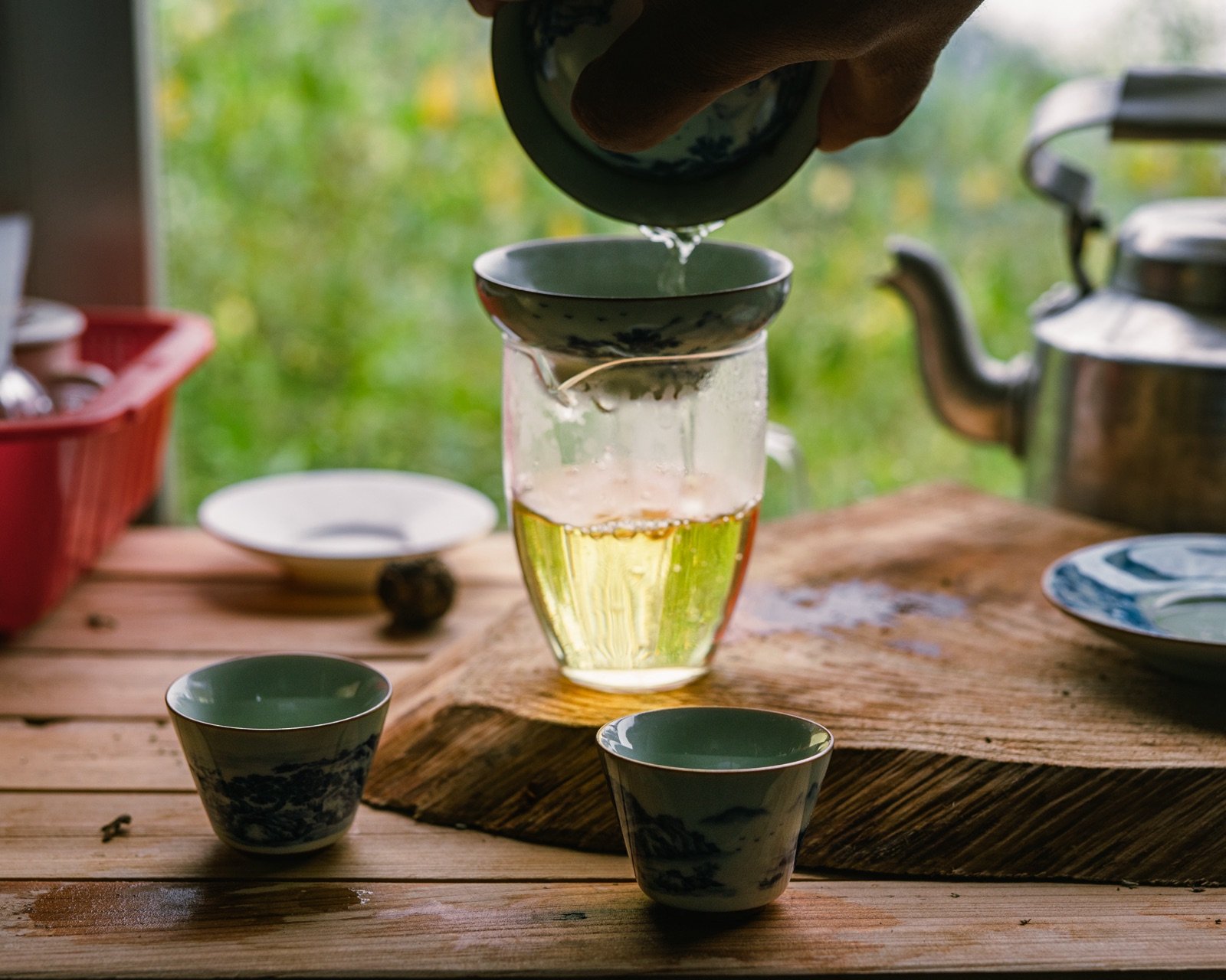 Przelewanie naparu białej herbaty z gaiwan, Nepal