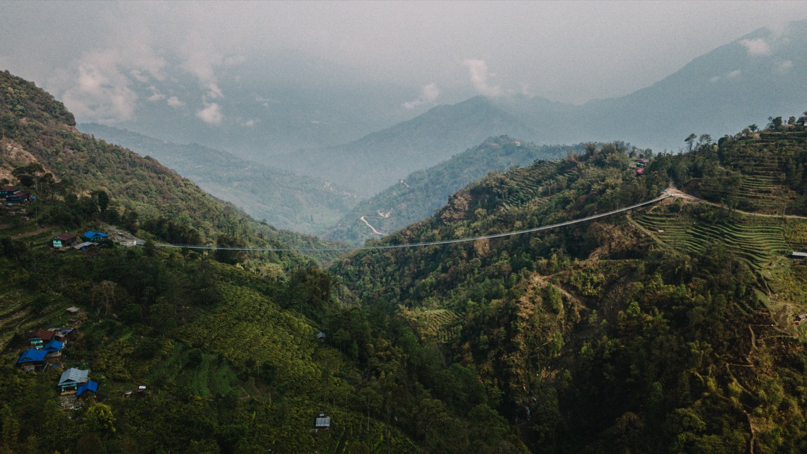 Most wiszący nad doliną herbacianą w Ilam, Nepal