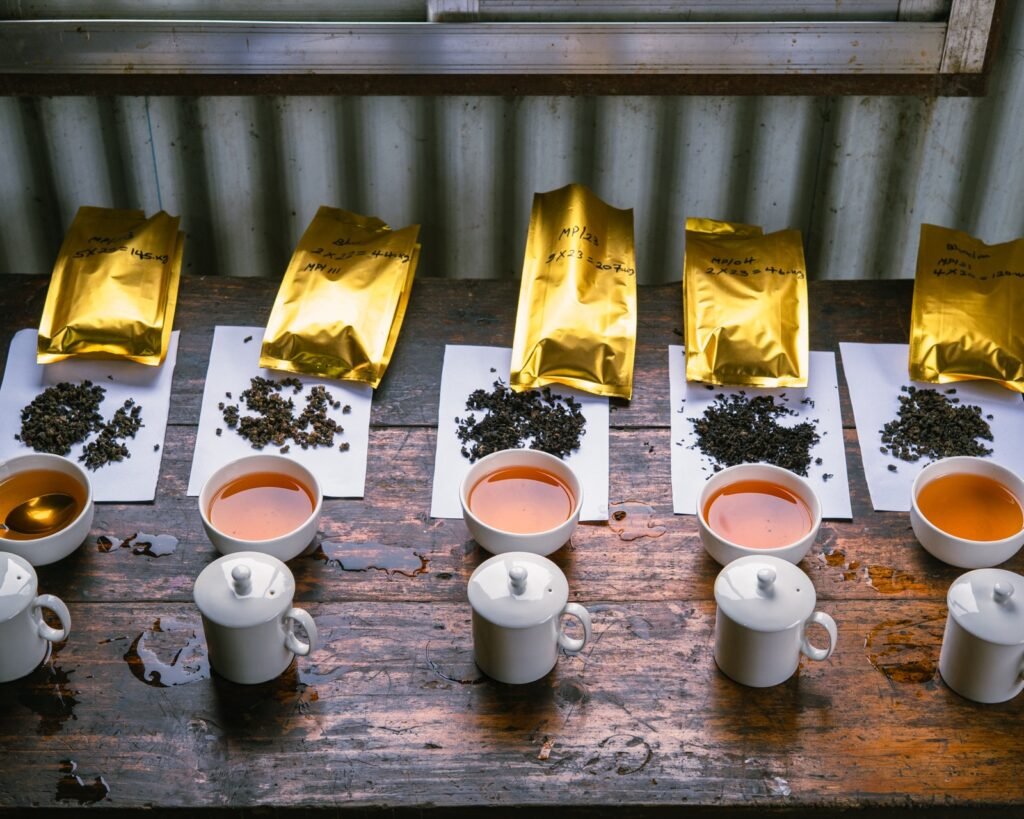 Cupping oolongów z Mai Pokhari — próbki liści i naparów