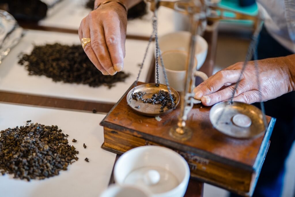 Ważenie liści oolong na tradycyjnej wadze, Nepal